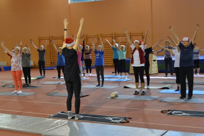 Mikołajkowa gimnastyka dla seniorów w kieleckiej Hali Legionów