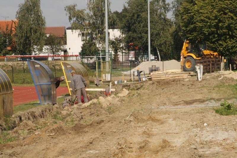 JAROCIN - Robotnicy powrócili do budowy trybun ZOBACZ ZDJĘCIA