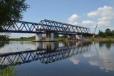 Przesuwają 650-tonowy most kolejowy nad Odrą (DUŻO ZDJĘĆ)