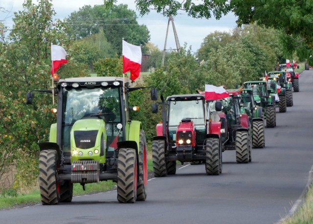 Rolnicy protestują przeciwko "Piątce dla zwierząt" - są utrudnienia na drogach w regionie (zdjęcia z 7.10.2020).