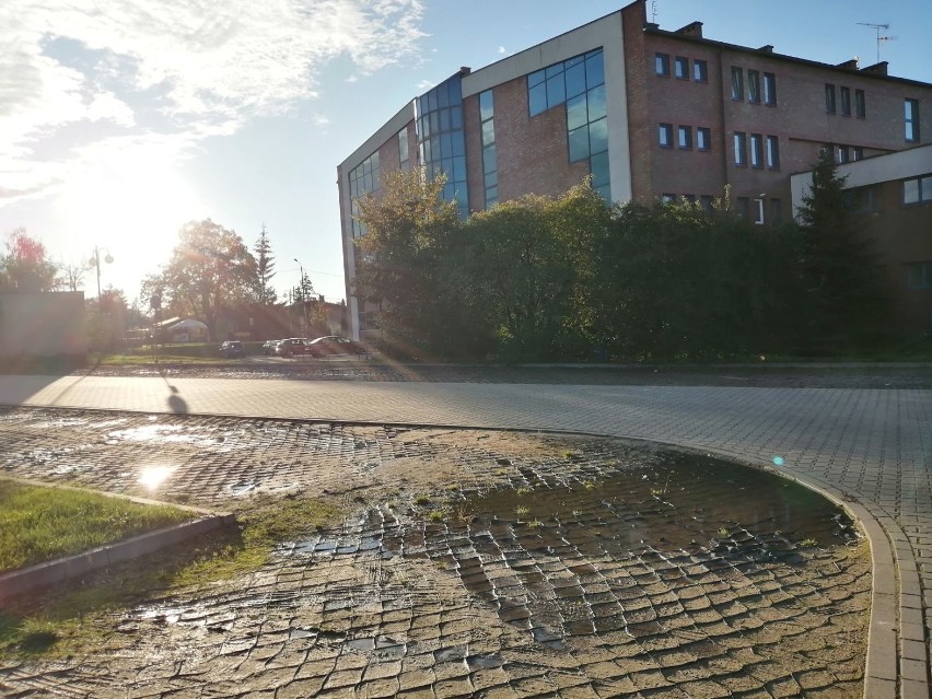 Na parkingu przy hali sportowej kierowcy brodzą w błocie. Jak długo jeszcze? ZDJĘCIA