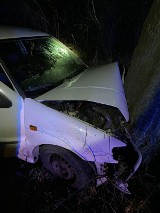 W Otmuchowie doszło we wtorek (14 marca) do groźnego wypadku. Samochód uderzył w drzewo, ale brak jest poszkodowanych. Sprawę bada policja