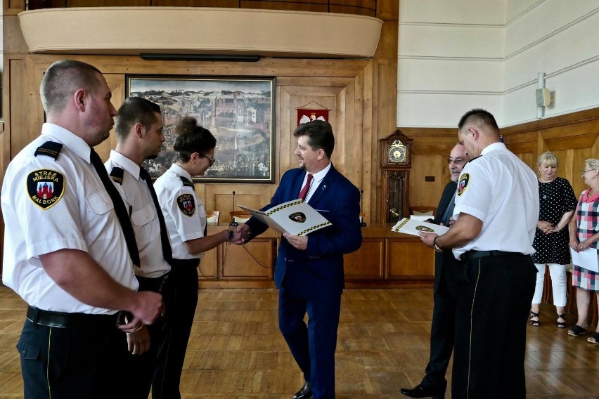 Malbork. Strażnicy Miejscy odebrali awanse z rąk burmistrza