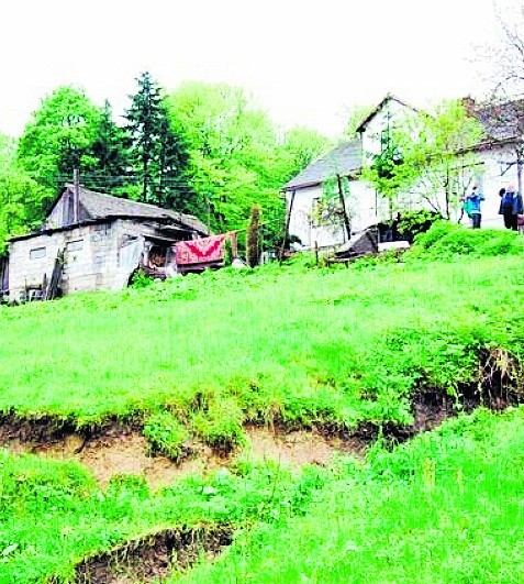 Osuwisko na osiedlu Bace w Zembrzycach pozbawiło domu 17 osób