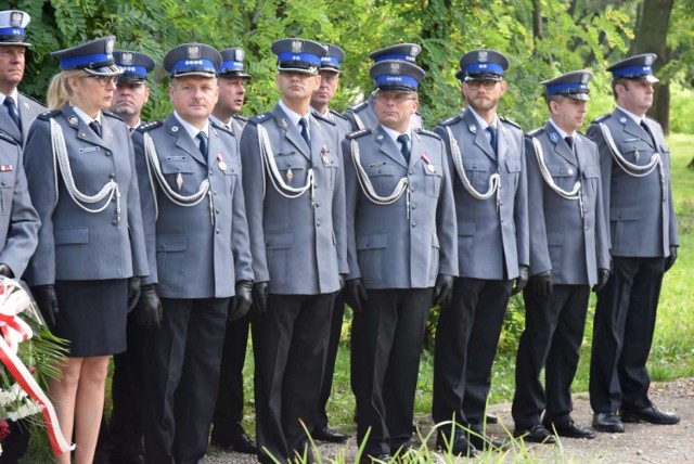 Święto Policji w Gnieźnie: złożenie kwiatów pod pomnikiem zamordowanych policjantów