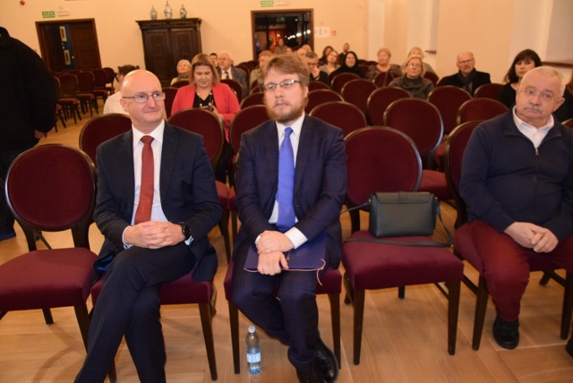 Imago Terrae Sandomiriensis. Skarby Kartografii ze zbiorów Muzeum Zamkowego w Sandomierzu otwarto na Zamku Królewskim w Sandomierzu. Na zdjęciu profesor Piotr Wawrzyk - świętokrzyski poseł i wiceminister spraw zagranicznych i doktor Mikołaj Getka-Kenig dyrektor Muzeum Zamkowego w Sandomierzu. Więcej na kolejnych zdjęciach