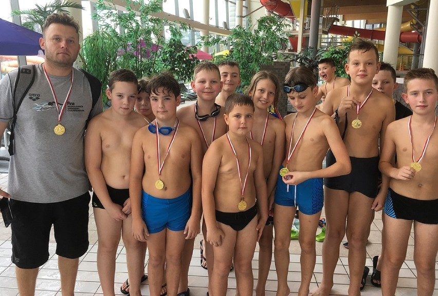 Mistrzostwa Kalisza w pływaniu sztafetowym. Znakomity występ uczniów Szkoły Podstawowej nr 8