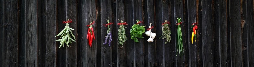 Przyprawy będą bardziej aromatyczne, jak wrzucimy je do...