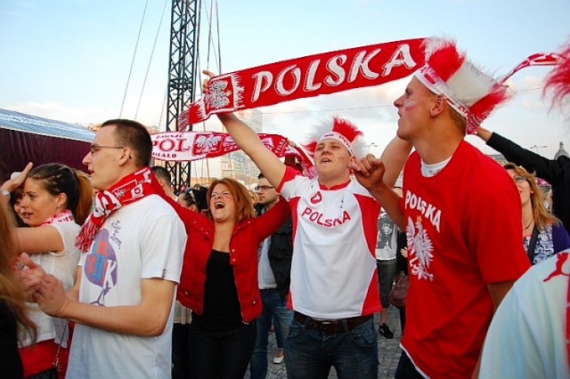 Punktualnie o 17.00 otwarta została największa Strefa Kibica w ...