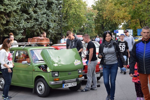 Skierniewickie klasyki zamknęły sezon – na terenie Państwowej Wyższej Szkoły Zawodowej w Skierniewicasch odbył się jesienny zlot klasyków. Przyjechało ponad 100 aut z całego regionu. Były konkursy, zabawy i gorąca grochówka. Zlot zorganizowała grupa Skierniewickie Klasyki.