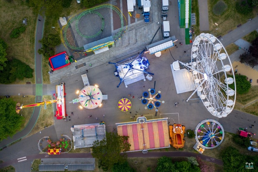 Luna-Park w Sosnowcu. Zagłębiacy bawią się w parku rozrywki. Będzie w Parku Sieleckim do 1 czerwca 2022. Zobacz zdjęcia 