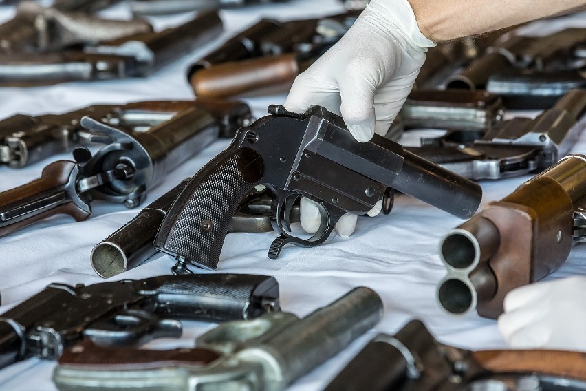 Polscy policjanci pomogli odkryć potężny arsenał broni w Austrii. Znaleziono też nazistowskie symbole