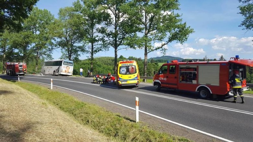 Zderzenie autobusu i motocykla. Nie żyje motocyklista [ZDJĘCIA]