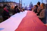 Święto Niepodległości 2023 w Woli Krzysztoporskie. Korowód mieszkańców niósł gigantyczną biało-czerwoną flagę podczas uroczystości. ZDJĘCIA
