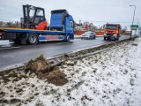 Leszno. Ciężarówką złamał latarnię na drodze dojazdowej do S5. Drugi tir zahaczył o powalony słup [ZDJĘCIA]