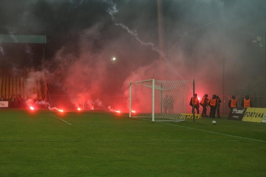 Skandal w Katowicach. Kibice Widzewa zaatakowani racami i...