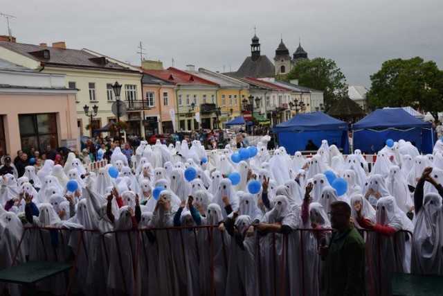 Chełmianie ustanowili rekord Polski w liczbie osób przebranych za duchy

258 osób przebranych za duchy zgromadziło się w sobotę na chełmskim Placu Łuczkowskiego, by ustanowić rekord Polski. Mimo niesprzyjającej pogody duchy zjawiły się na festynie „Miasto Dobrych Duchów”. Organizatorem imprezy było Stowarzyszenie Kobiet Aktywnych „Razem na Kresach”.