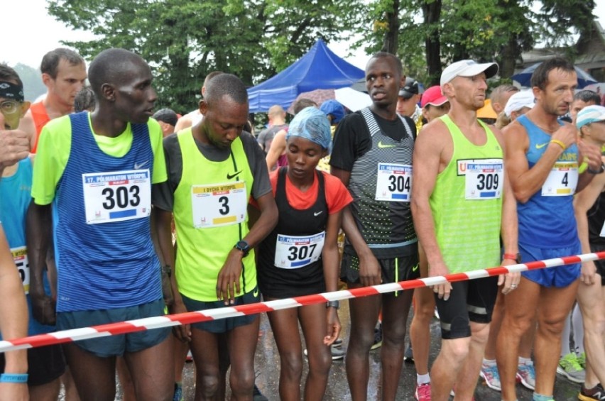 Biegacze walczyli w deszczu. Kenijczyk Abel Kibet znów wygrał półmaraton w Skarżysku 