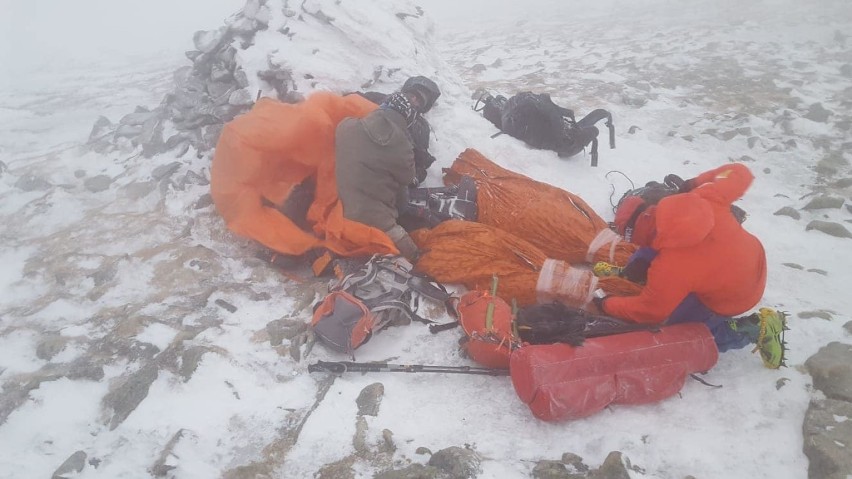 Babia Góra. Na szczycie utknęła grupa 11 osób. Przez silny wiatr i śnieg nie byli w stanie sami zejść