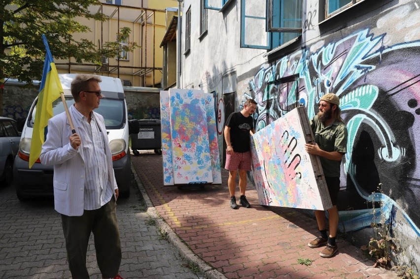 Przybywa fantów na aukcję charytatywną dla Ukrainy. Swój dar przezkazał Teatr „Kubuś”. Zobacz zdjęcia i film