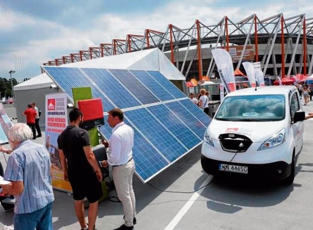 W ubiegłym roku forma Optima m.in. pokazała , jakie są rozwiązania oparte na odnawialnych źródłach energii. Np. elektryczny samochód można ładować prądem z instalacji fotowoltaicznej