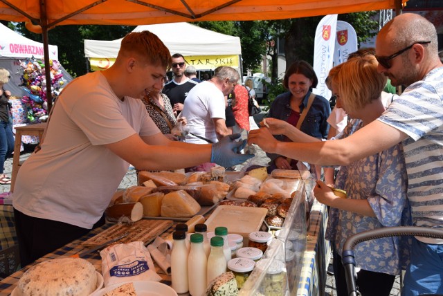 Na Rynku Zygmunta Augusta można degustować regionalne przysmaki - sery, wędliny czy pieczywo