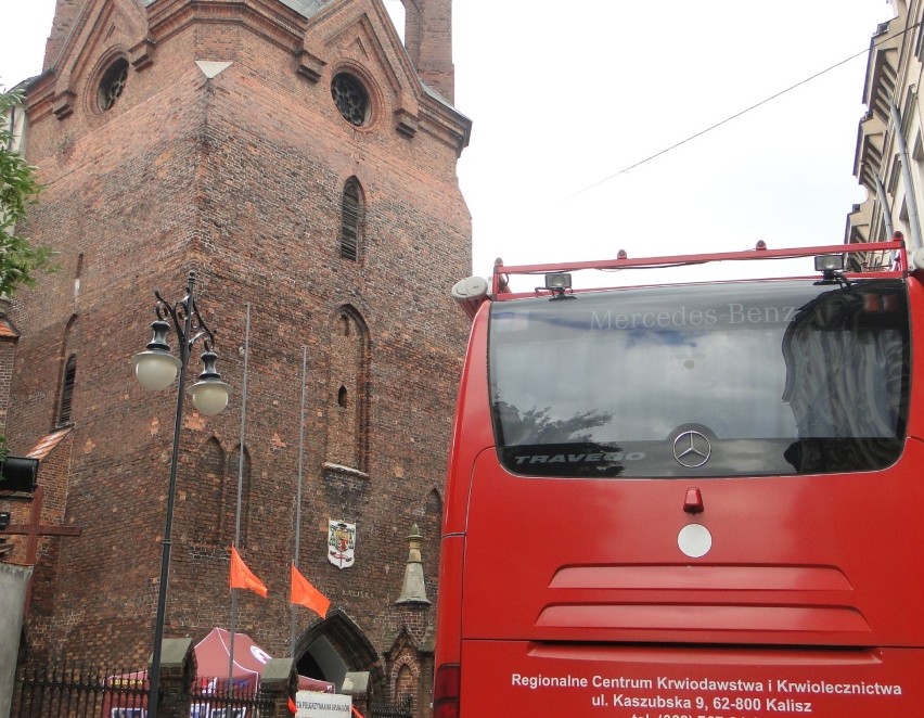 Akcja krwiodawstwa w Kaliszu. Oddawali krew przed katedrą