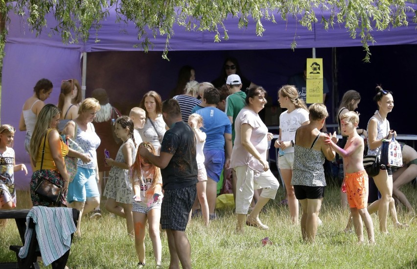 Na plaży GOW "Delfin" nad Rudnikiem w niedzielę, trwała...