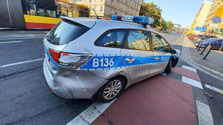 Według zaleceń Unii Europejskiej samochody policyjne na...
