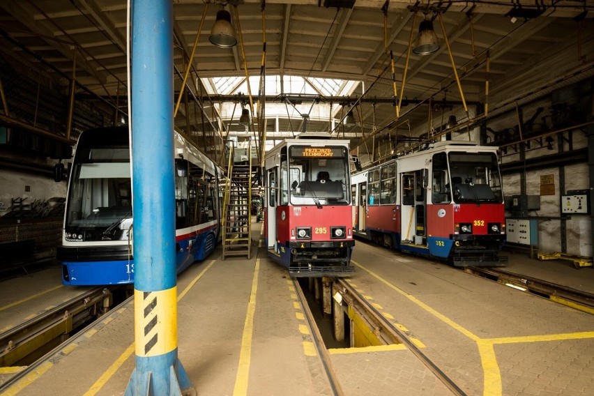 Niemal sto tramwajów obsługiwanych jest codziennie w...