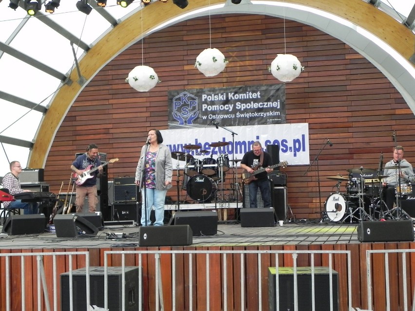 Grażyna Łobaszewska z zespołem podczas koncertu w Ostrowcu...