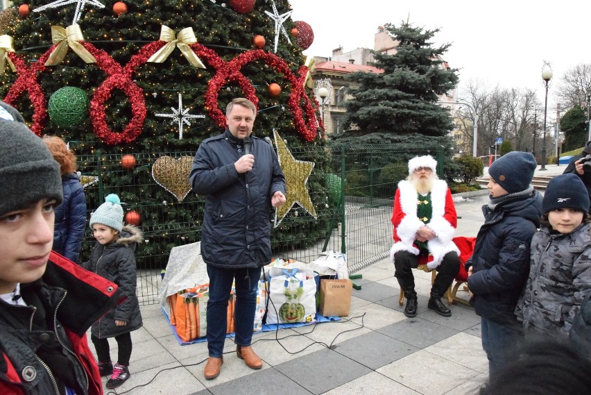 Czeczeni w Bielsku-Białej: Spotkanie z mieszkańcami, prezenty od Św. Mikołaja i wspólny polonez [ZDJĘCIA]