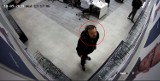 Gdyńska policja poszukuje świadków kradzieży w salonie optycznym [zdjęcia]