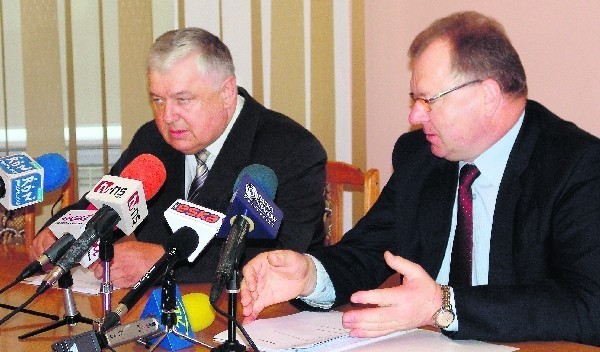 Starosta Jan Golonka (na zdjęciu z prawej) i jego zastępca Mieczysław Kiełbasa (z lewej) liczą na kontynuację dotyczasowych rządów w powiecie nowosądeckim