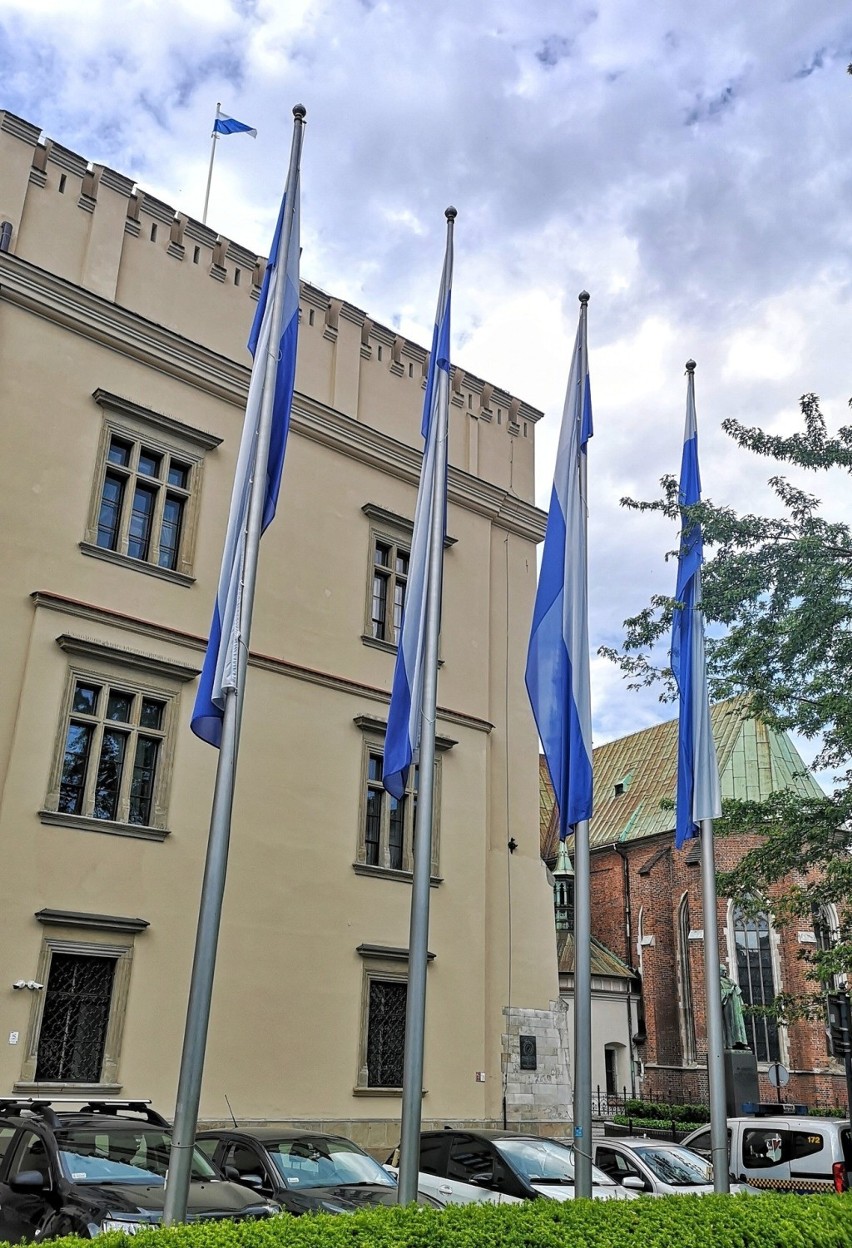Kraków świętuje rocznicę lokacji. Budynki i pojazdy komunikacji miejskiej udekorowane flagami [ZDJĘCIA]