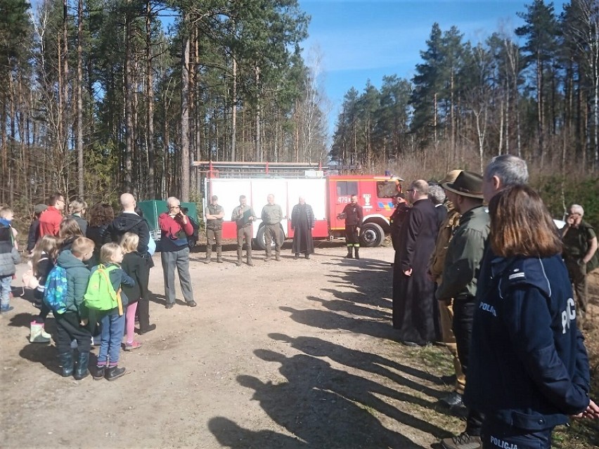 Policjanci z lęborskiej komendy sadzili drzewa w ramach akcji "Łączą nas Drzewa"