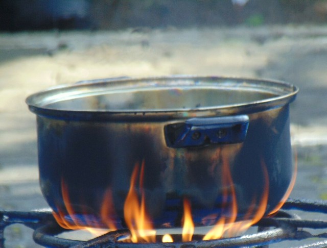 Otwarty ogień bez kontroli, także przy przygotowywaniu posiłków, może być przyczyną pożaru. Zapomniała o tym jedna z mieszkanek Oświęcimia, na osiedlu Błonie