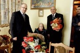 Lipowa: Anna Dudys skończyła 103 lata. Władze gminy przybyły z życzeniami.