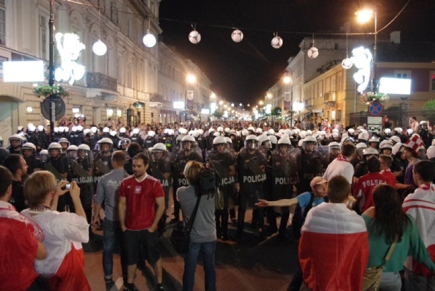 Spokojny powrót z meczu Polska - Rosja. Policja na ulicach
