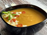 Słodko-pikantna zupa krem z batatów. Jest aksamitna, prosta do przygotowania i smakuje rewelacyjnie. Podaj ją z fetą i papryką