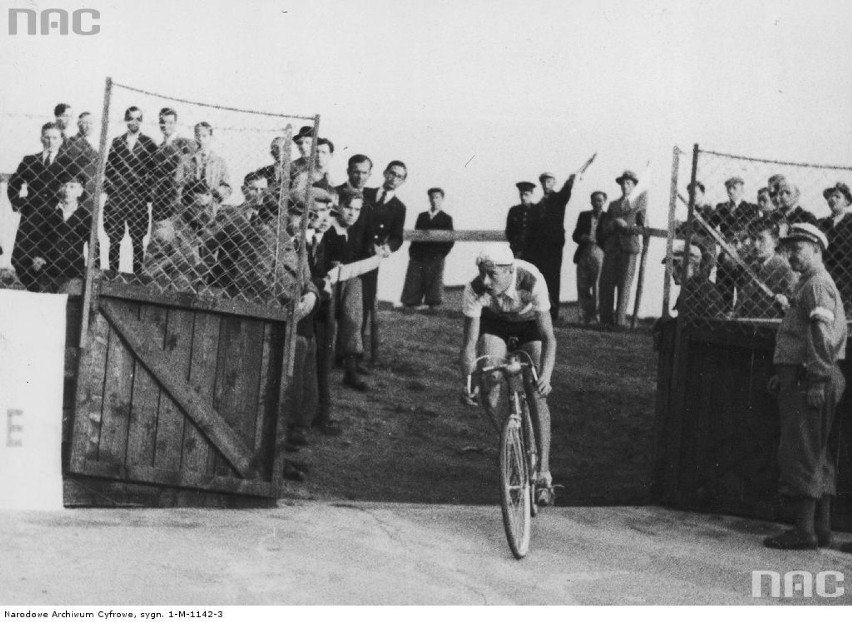 1937 rok. Zakończenie w Krakowie II etapu na trasie Kielce -...