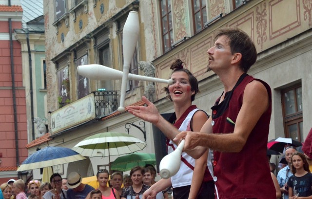 Na Centralnym Placu Zabaw - Warsztaty Sztukmistrzów
Cyrkowcy z Fundacji Sztukmistrze poprowadzą warsztaty i animacje dla odwiedzających Centralny Plac Zabaw. Goście wydarzenia będą mogli zakręcić hula-hop, spróbować swoich sił w diabolo, żonglerce, ekwilibrystyce i wielu innych, niecodziennych czynnościach. Każdy chętny będzie mógł poznać niesamowite triki oraz nabyć nowe umiejętności. 

Sobota, Centralny Plac Zabaw, godz. 16.00, wstęp wolny