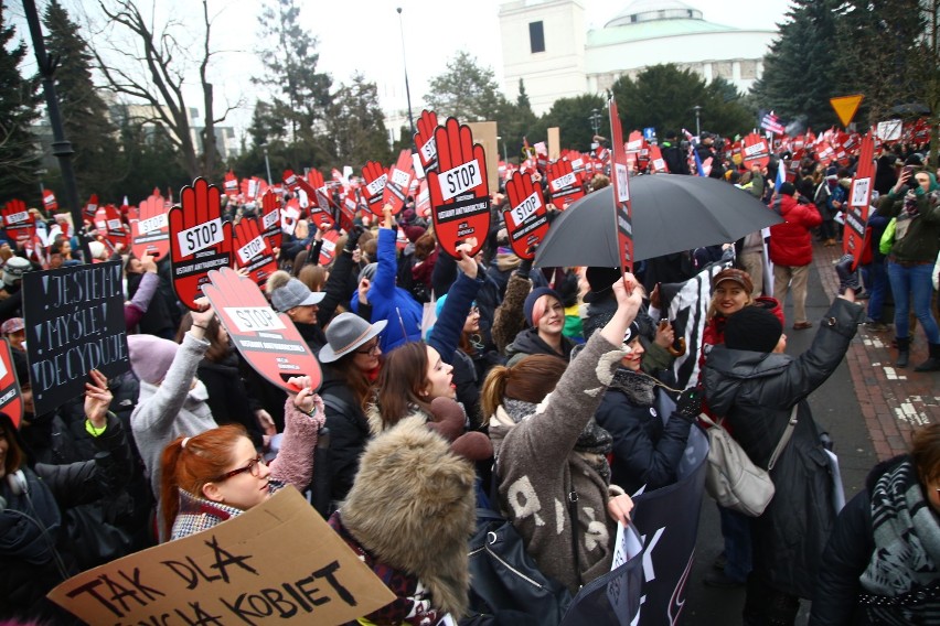 Czarny piątek: około godziny 16 rozpoczęła się manifestacja...