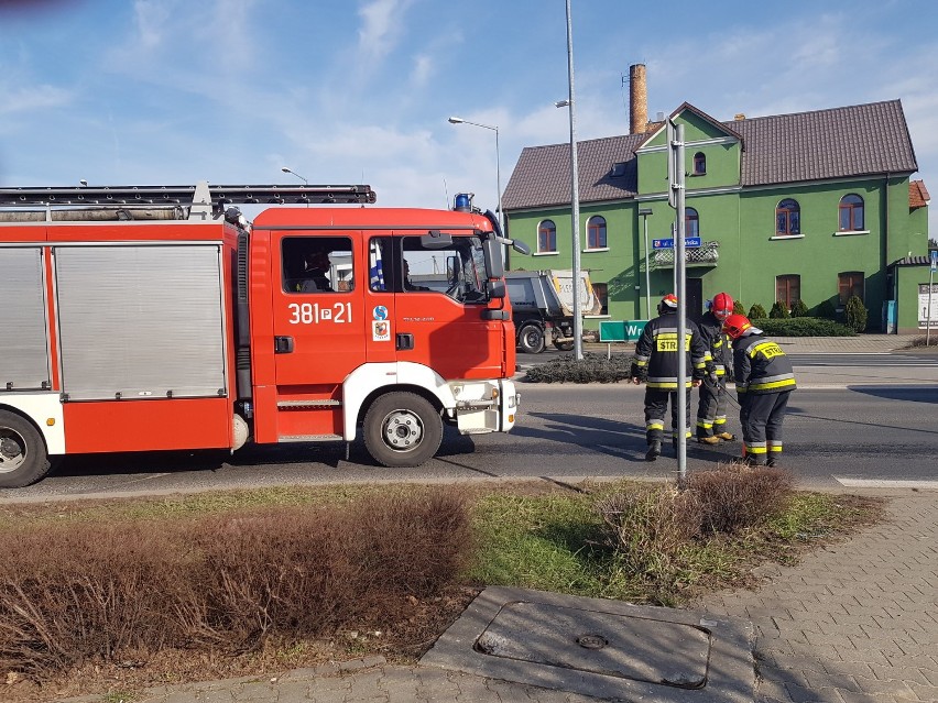 Plama oleju między rondami w Lesznie