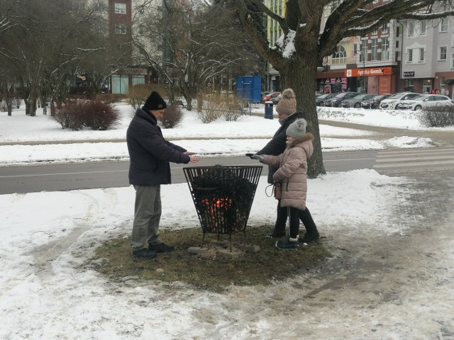 Koksownik na skraju Skweru Pionierów. Miło się przy nim rozgrzać