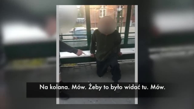 Zwyrodnialec bije i znęca się nad bezdomnym na przystanku "Na kolana, Allaha". Jego koledzy wszystko nagrywają