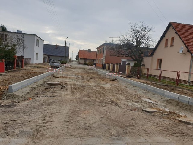 W Nietążkowie w gminie Śmigiel  trwa komleksowy remont ulicy Krótkiej