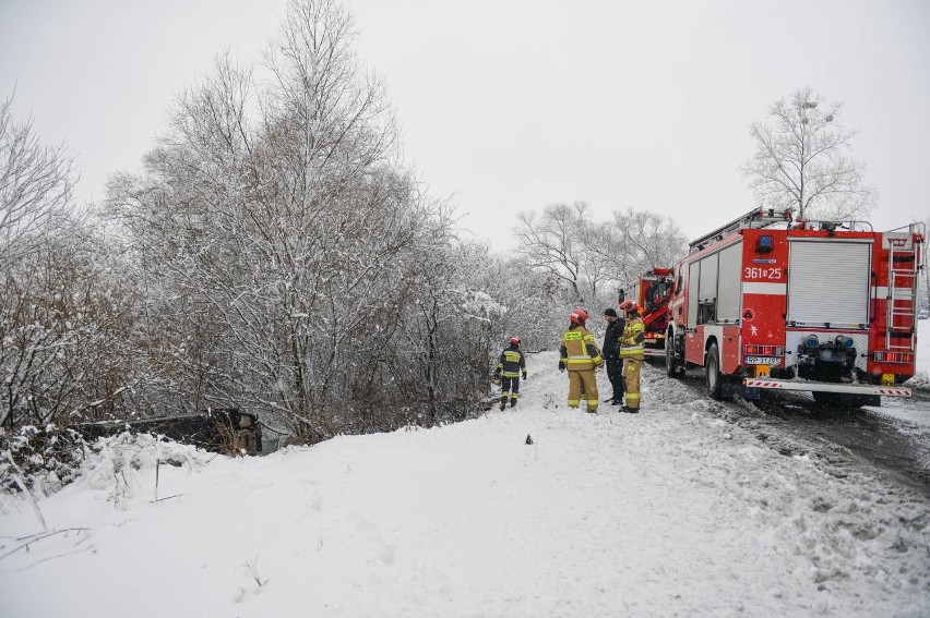 Wypadek w Grochowcach koło Przemyśla. Audi A6 zjechało z drogi i przewróciło się. Do szpitala trafiła kobieta w ciąży [ZDJĘCIA]