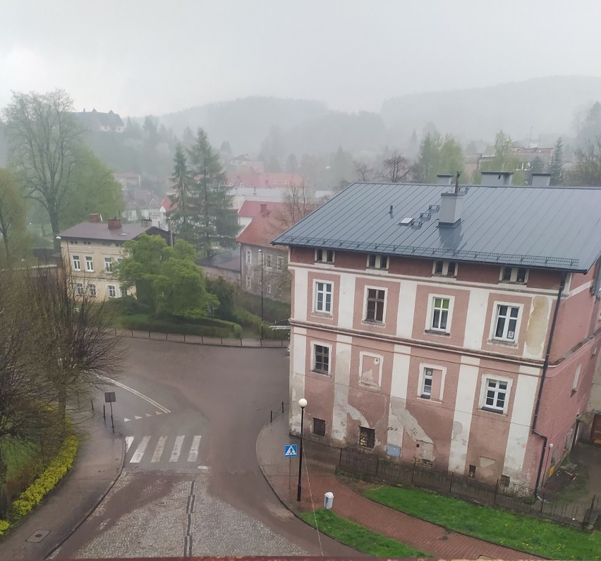Oberwanie chmury w okolicach Dusznik-Zdroju. Utrudnienia na DK8, w Szczytnej piorun uderzył w dom 