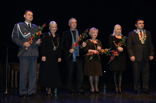 Nagrody Muza 2013 w Bytomiu
Od lewej: Paweł Szczot(Orkiestra Wojskowa w Bytomiu), Danuta Skalska, przewodnicząca RM, Andrzej Styrna artysta malarz, Danuta Szymczyk, pedagog i twórczyni teatrów, Veroniq Zafon, artystka fotograf, Damian Bartyla, prezydent Bytomia